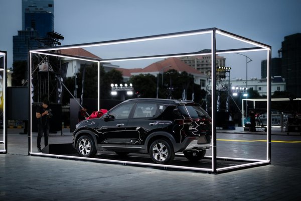 How Has British Fashion Influenced Women's Lifestyle Trends Today?