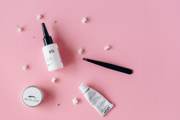 What Are the Essential Elements for Classic UK Women's Fashion?